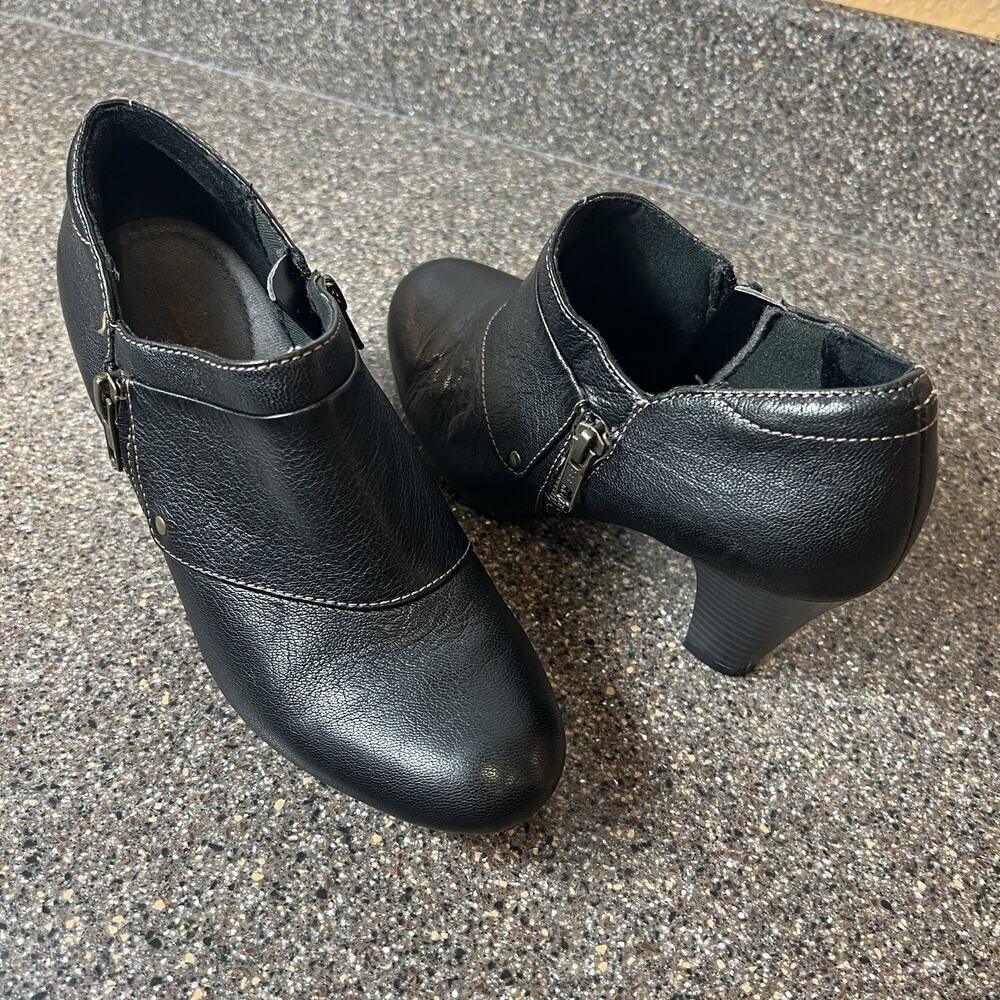 Clarks bendables Womens Size 7M Black Leather Mid Heels Zip On Ankle Bootie Pump